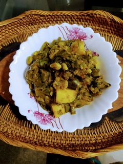 पावटा वांगी बटाटा भाजी (Pavta Vangi Batata Bhaji Recipe In Marathi) रेसिपी चे मुख्य फोटो