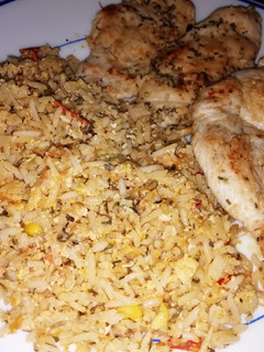 Una foto de Arroz oriental con filete de pollo
