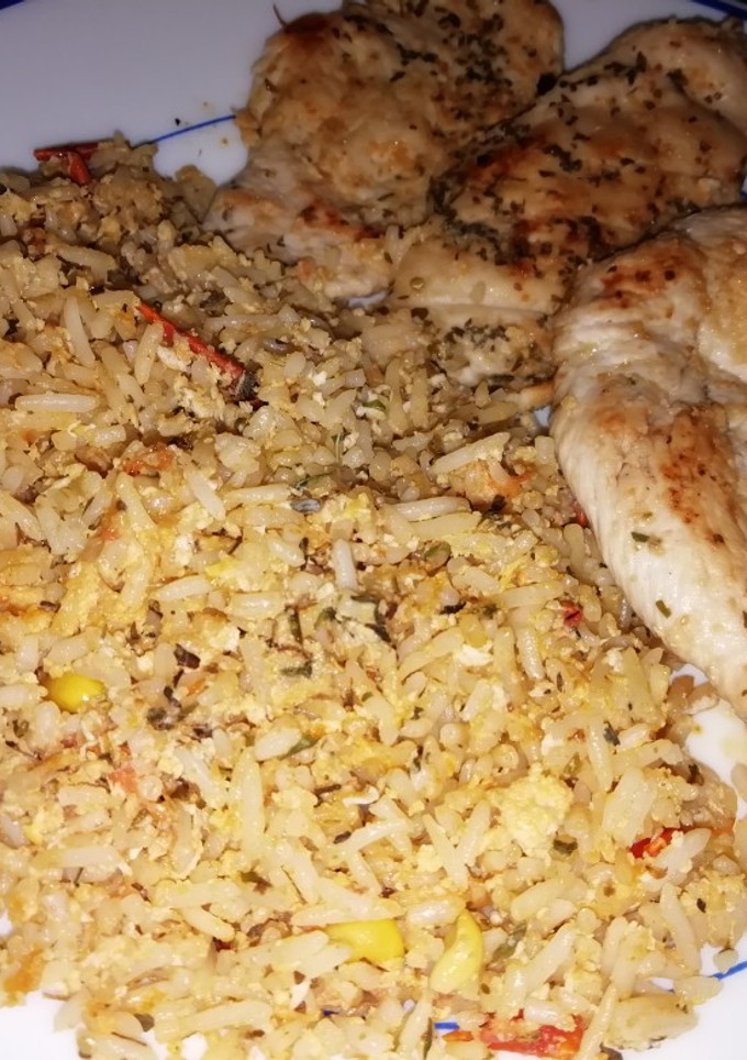 Una foto de Arroz oriental con filete de pollo