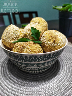 Una foto de Croquetas de arroz 🍚 y Brócoli 🥦