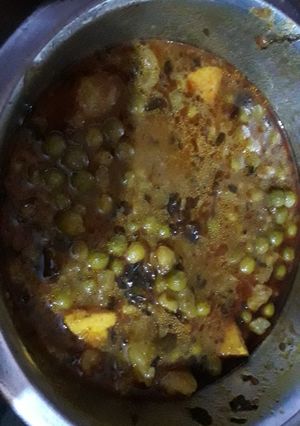 A picture of प्याज़ लहसुन से बनी मटर पनीर.