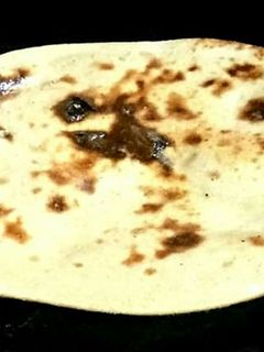 मैदे और आटे की तंदूरी रोटी (Maide aur aate ki tandoori roti recipe in Hindi) रेसिपी मुख्य फोटो