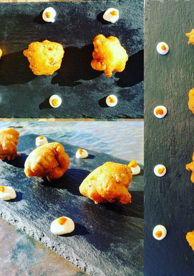 Una foto de Buñuelos de mejillones con salsa romescu y all i oli