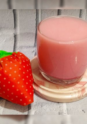 A picture of Cold milk drink/ Strawberry milk drink.