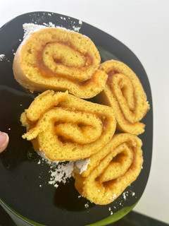 Vizes - baracklekváros piskótatekercs 🍑 recept fotója