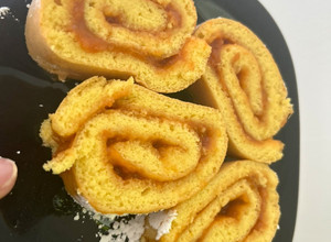 Vizes - baracklekváros piskótatekercs 🍑 recept fotója