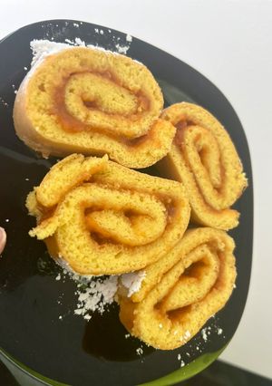 Vizes - baracklekváros piskótatekercs 🍑 recept fotója