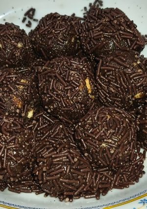 Foto resep Bola-Bola Biskuit Cokelat Meses