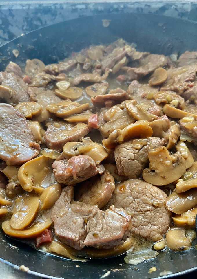 Una foto de Solomillo de cerdo con cerveza, champiñones y jamón