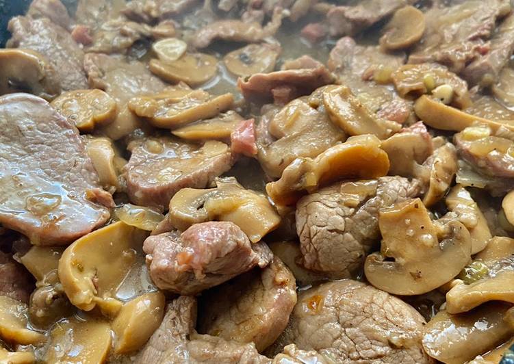 Solomillo de cerdo con cerveza, champiñones y jamón