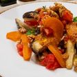 Ensalada Tibia de Berenjena al Vapor con Tomate y Albaricoque