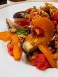 Ensalada Tibia de Berenjena al Vapor con Tomate y Albaricoque