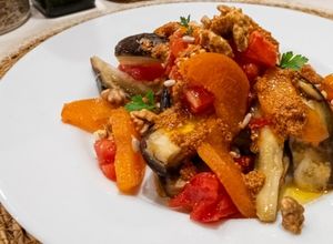 Una foto de Ensalada Tibia de Berenjena al Vapor con Tomate y Albaricoque