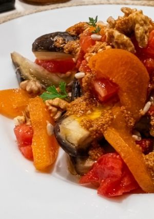 Una foto de Ensalada Tibia de Berenjena al Vapor con Tomate y Albaricoque