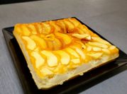 Una foto de torta de manzana con aceite