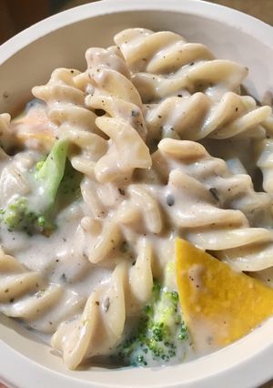 A picture of White sauce pasta.
