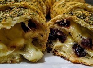 Una foto de ROLLO relleno de Arándanos🍒 y Aceitunas...!