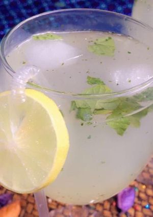 A picture of Lemon pepper and mint juice.