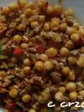Garbanzos con carne y ajos