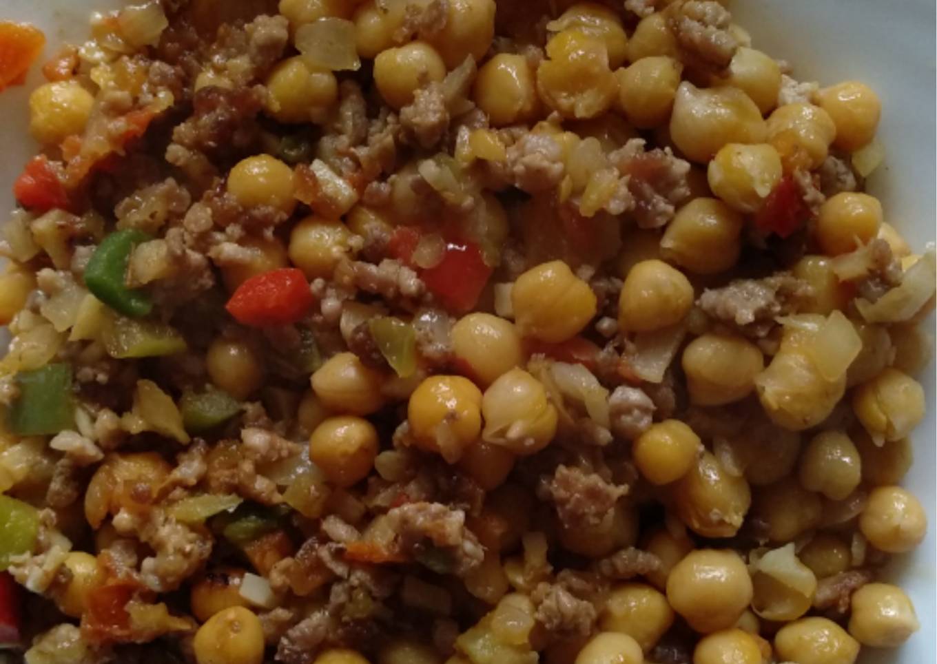 Garbanzos con carne y ajos
