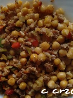 Una foto de Garbanzos con carne y ajos