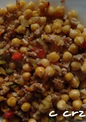 Una foto de Garbanzos con carne y ajos