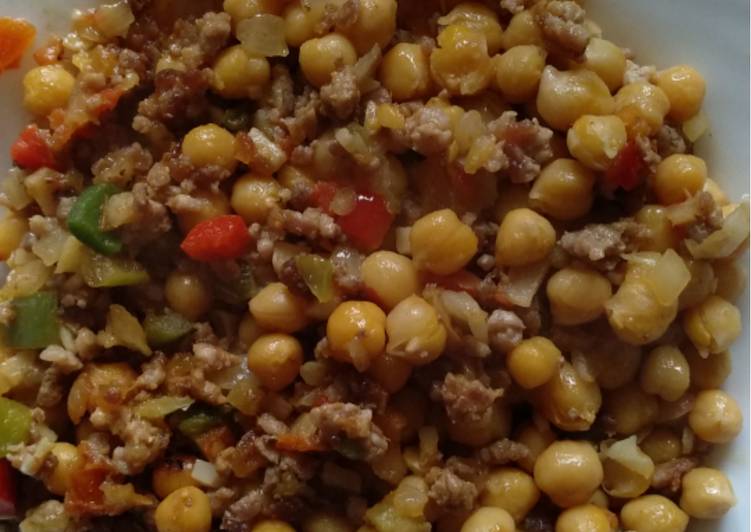 Garbanzos con carne y ajos