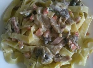 Foto di Tagliatelle speck panna e funghi