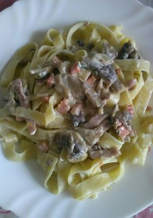 A picture of Tagliatelle with Speck, Cream, and Mushrooms.