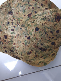 પાલક પરાઠા (Palak Paratha Recipe In Gujarati) રેસીપી મુખ્ય ફોટો