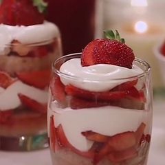 A picture of Yumy strawberry and cream pudding iftar special.