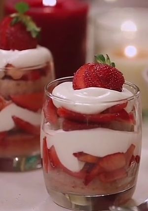 A picture of Yumy strawberry and cream pudding iftar special.