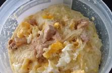 Miến trộn keto với trứng, thịt heo chiên và sốt mù tạc