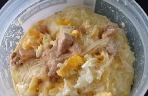 Miến trộn keto với trứng, thịt heo chiên và sốt mù tạc
