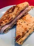 Sándwich de tortilla, queso y pavo