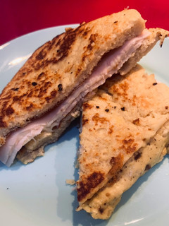 Una foto de Sándwich de tortilla, queso y pavo