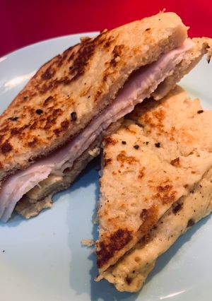 Una foto de Sándwich de tortilla, queso y pavo