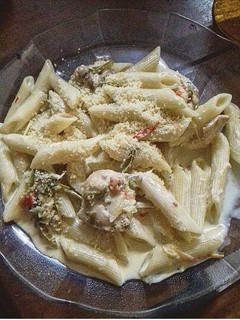 Una foto de Pasta (mascarroni) con salsa blanca (10 personas)