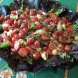 Salade de tomates cerises aux pickles, olives et feta