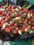 Salade de tomates cerises aux pickles, olives et feta