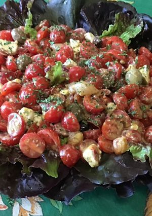 Une photo de Salade de tomates cerises aux pickles, olives et feta