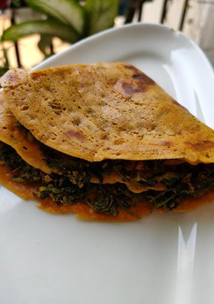 A picture of Methi stuffed besan chilla.
