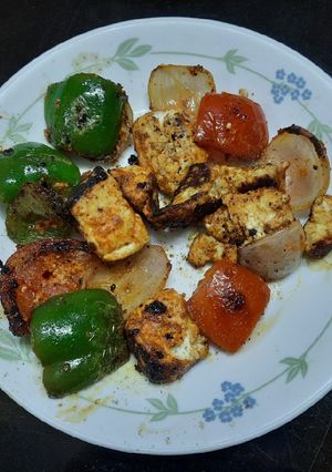 पनीर टिक्का - स्टार्टर (Paneer Tikka Recipe In Marathi) रेसिपी चे मुख्य फोटो 