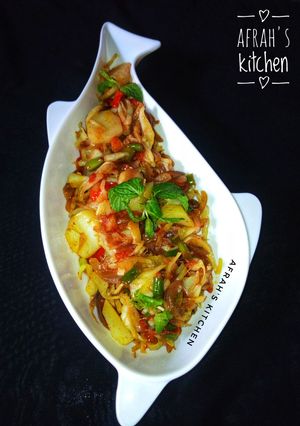 A picture of Cabbage and potato sauce.