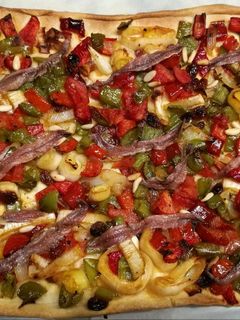 Una foto de Coca de trempó (amb anxoves, panses i pinyons) 🍕