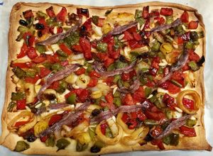 Una foto de Coca de Trempó (amb Anxoves, Panses i Pinyons) 🍕