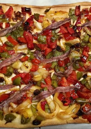 Una foto de Coca de trempó (amb anxoves, panses i pinyons) 🍕