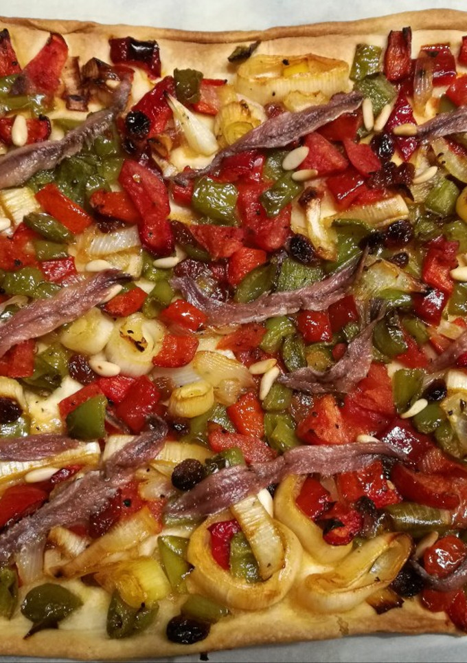 Una foto de Coca de trempó (amb anxoves, panses i pinyons) 🍕