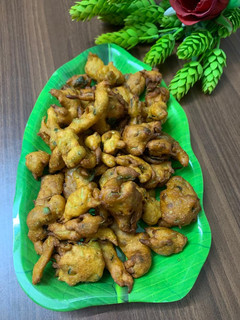 કેળાં મેથી ના ભજીયા (Kela Methi Bhajiya Recipe In Gujarati) રેસીપી મુખ્ય ફોટો