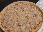 Una foto de tarta de nuez y leche condensada
